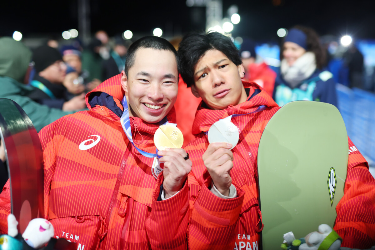 スノボ男子ビッグエアで金メダルの木村葵来（左）と銀メダルの木俣椋真（右）（写真：森田直樹/アフロスポーツ