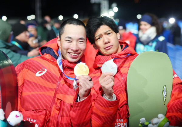 スノボ男子ビッグエアで金メダルの木村葵来（左）と銀メダルの木俣椋真（右）（写真：森田直樹/アフロスポーツ