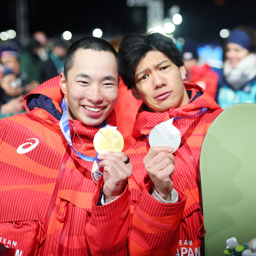 スノボ男子ビッグエアで金メダルの木村葵来（左）と銀メダルの木俣椋真（右）（写真：森田直樹/アフロスポーツ）