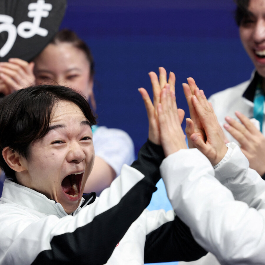 鍵山優真はノーミスで団体男子シングルＳＰでトップに立ちメンバーと喜びを分かち合う（写真・ロイター/アフロ）