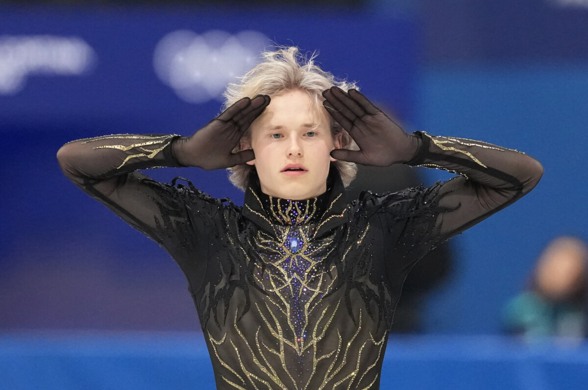 個人でも金メダル大本命の米マリニンは4回転アクセルを回避しミスも目立った（写真：新華社/アフロ）