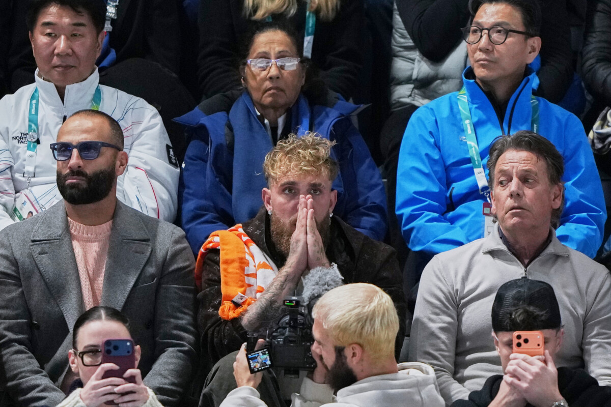 観客席で婚約者のレールダムの勝利を祈るお騒がせユーチューバボクサーのジェイク・ポール（写真・ＡＰ/アフロ）