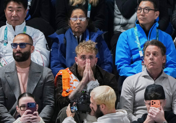 観客席で婚約者のレールダムの勝利を祈るお騒がせユーチューバボクサーのジェイク・ポール（写真・ＡＰ/アフロ）