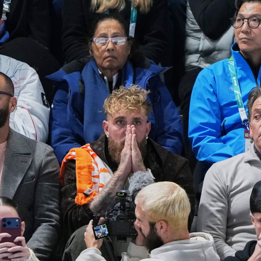 観客席で婚約者のレールダムの勝利を祈るお騒がせユーチューバボクサーのジェイク・ポール（写真・ＡＰ/アフロ）