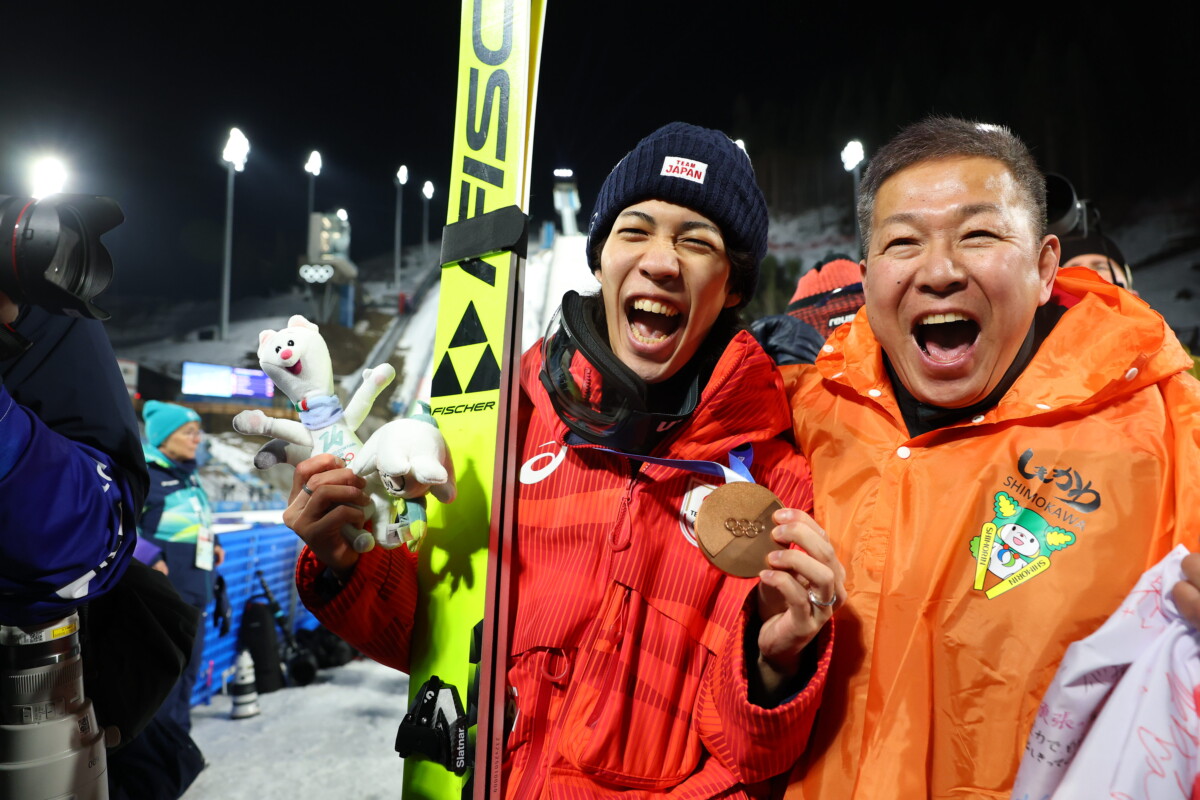 ミラノ五輪ジャンプ男子ノーマルヒルで“同点”銅メダルを獲得した二階堂と元日本代表だった父の学さん（写真・スポーツ報知/アフロ）