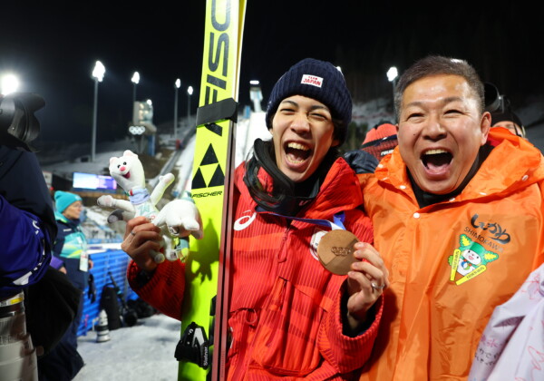 ミラノ五輪ジャンプ男子ノーマルヒルで“同点”銅メダルを獲得した二階堂と元日本代表だった父の学さん（写真・スポーツ報知/アフロ）
