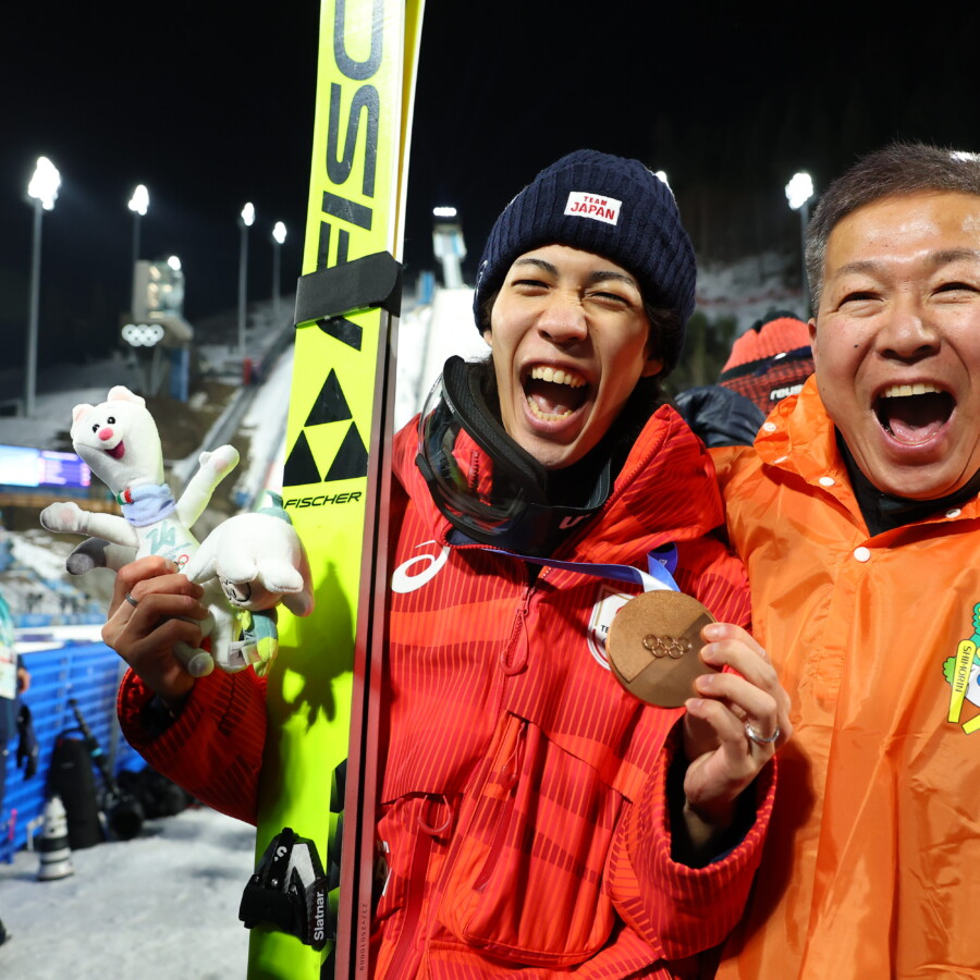 ミラノ五輪ジャンプ男子ノーマルヒルで“同点”銅メダルを獲得した二階堂と元日本代表だった父の学さん（写真・スポーツ報知/アフロ）
