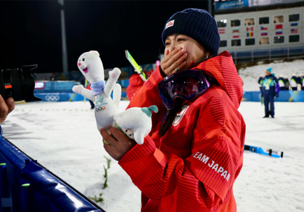 高梨沙羅が混合団体4年越し銅メダルに歓喜の涙（写真：長田洋平/アフロスポーツ）