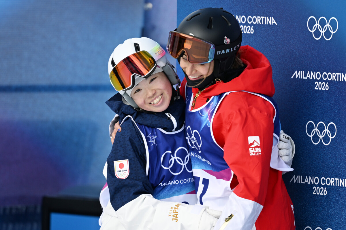 同点だったがターン点差で惜しくもメダルを逃した冨高日向子は銅のペリーヌ・ラフォンを称えた（写真：松尾/アフロスポーツ）