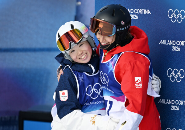 同点だったがターン点差で惜しくもメダルを逃した冨高日向子は銅のペリーヌ・ラフォンを称えた（写真：松尾/アフロスポーツ）