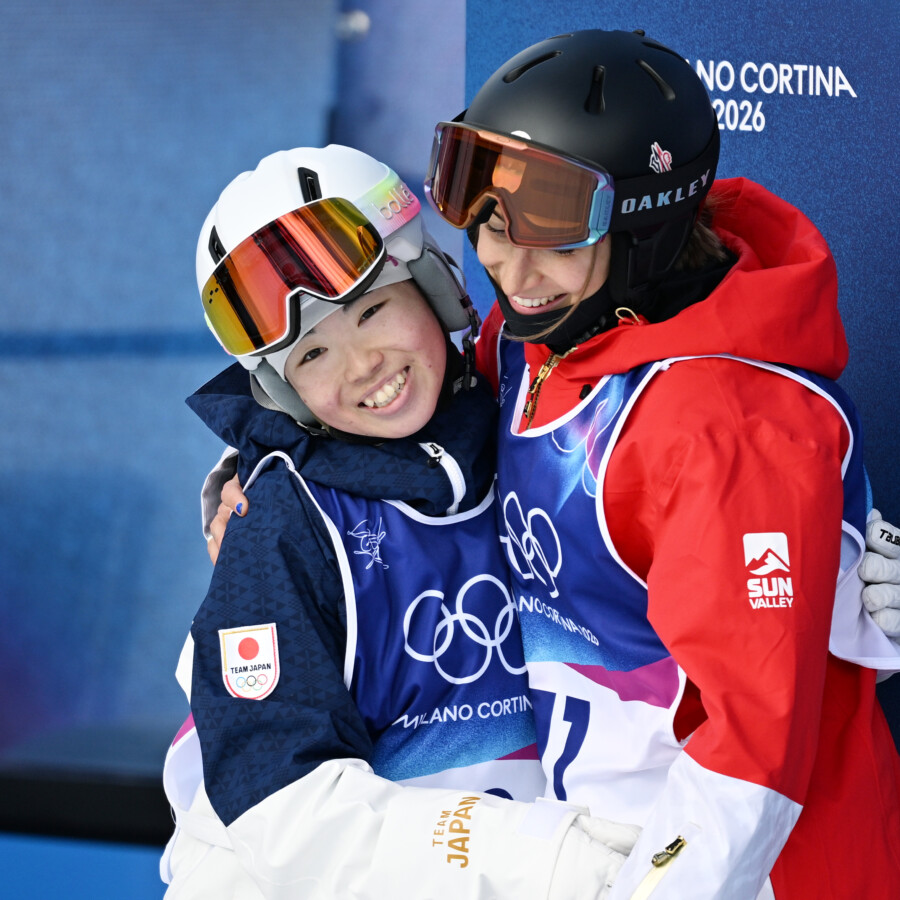 同点だったがターン点差で惜しくもメダルを逃した冨高日向子は銅のペリーヌ・ラフォンを称えた（写真：松尾/アフロスポーツ）