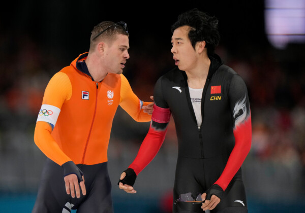 男子1000mで接触妨害を受けたオランダの金候補が中国の廉子文に怒りをぶつけた（写真・AP/アフロ）