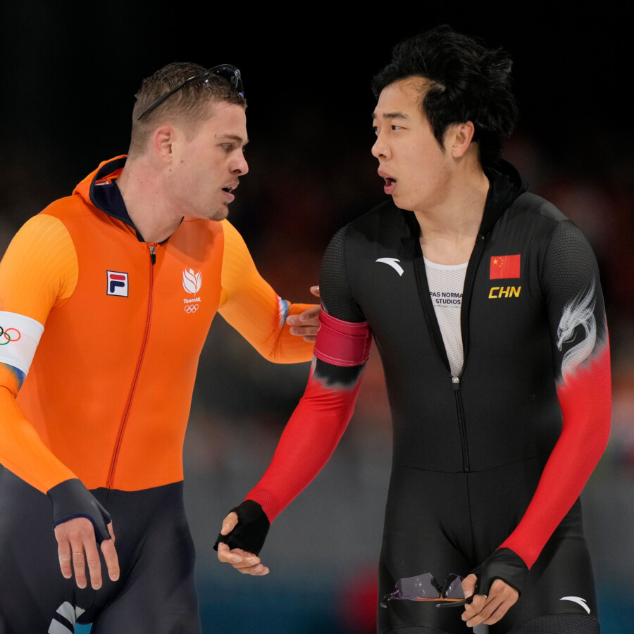 男子1000mで接触妨害を受けたオランダの金候補が中国の廉子文に怒りをぶつけた（写真・AP/アフロ）