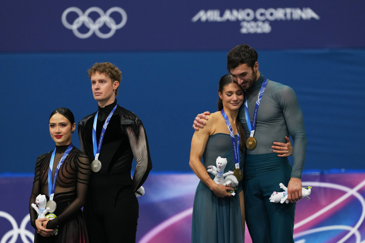 金メダルの仏のフルニエボードリ、シゼロン組（右）の採点に疑念が噴出。左が銀メダルに終わった米国組（写真・SP/アフロ）