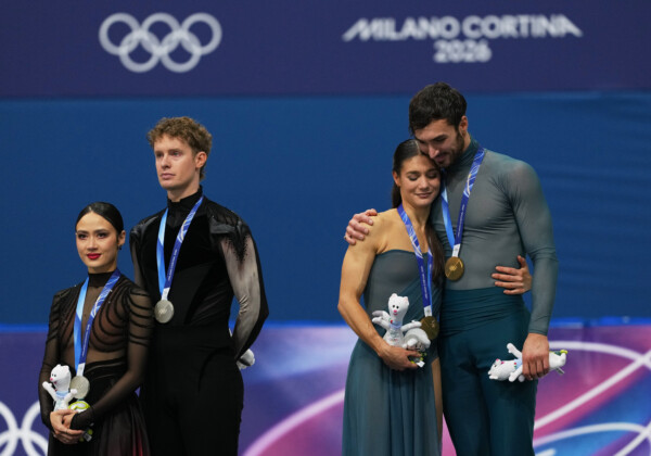 金メダルの仏のフルニエボードリ、シゼロン組（右）の採点に疑念が噴出。左が銀メダルに終わった米国組（写真・SP/アフロ）