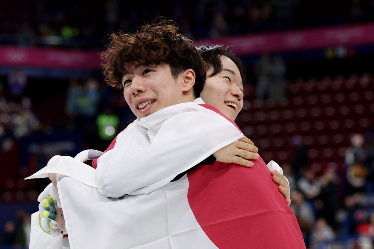 銀メダルの鍵山優真と銅メダルの佐藤駿が喜びを分かち合う（写真・AP/アフロ）