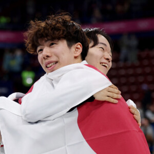 銀メダルの鍵山優真と銅メダルの佐藤駿が喜びを分かち合う（写真・AP/アフロ）