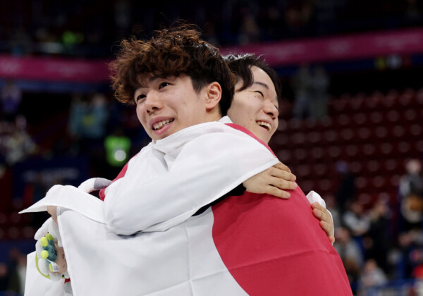 銀メダルの鍵山優真と銅メダルの佐藤駿が喜びを分かち合う（写真・AP/アフロ）