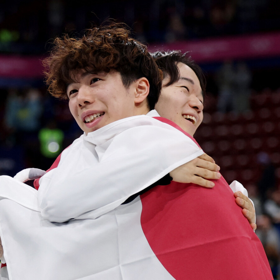 銀メダルの鍵山優真と銅メダルの佐藤駿が喜びを分かち合う(写真・AP/アフロ)