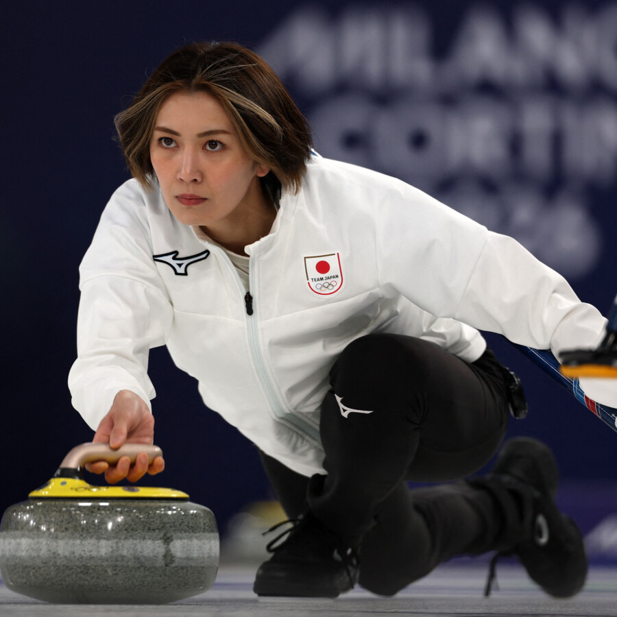 スキップの吉村のショットが冴えて強豪のスイスに逆転勝利の大金星(写真・ロイター/アフロ)