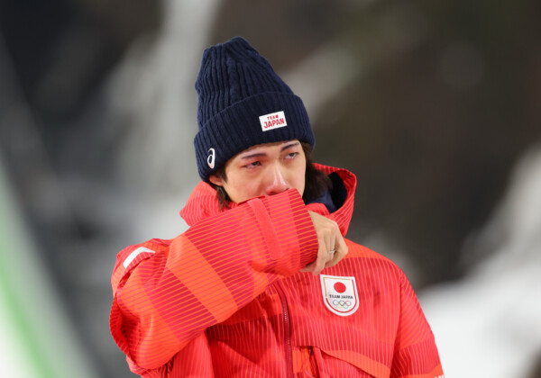 2回目のジャンプに失敗…金メダルを逃しての銀メダルに二階堂は「悔しい」と涙を流した（写真：長田洋平/アフロスポーツ）