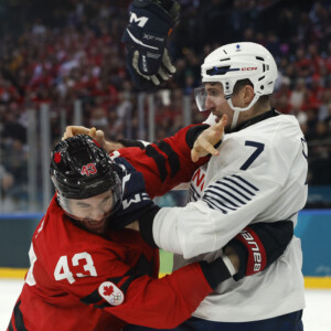 カナダ対フランス戦でNHLで活躍するウィルソン（左）とクリノンが乱闘したが、米NBCではCMがかぶり肝心なシーンが中継されず（写真・ロイター/アフロ）