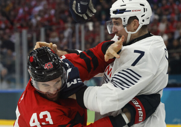 カナダ対フランス戦でNHLで活躍するウィルソン（左）とクリノンが乱闘したが、米NBCではCMがかぶり肝心なシーンが中継されず（写真・ロイター/アフロ）