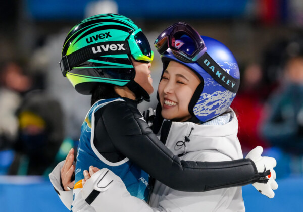 高梨沙羅は盟友でもある伊藤有希の健闘を讃えた（写真・ＡＰ/アフロ）