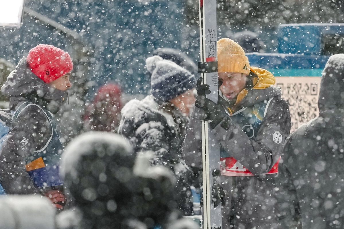 打ちきりが決まった瞬間に悔しさを隠さなかったドイツエースのライムント（右）も「怒っている。続けるべきだった」と声をあげた（写真・AP/アフロ）