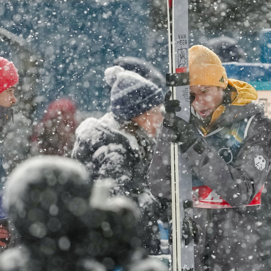 打ちきりが決まった瞬間に悔しさを隠さなかったドイツエースのライムント(右)も「怒っている。続けるべきだった」と声をあげた(写真・AP/アフロ)