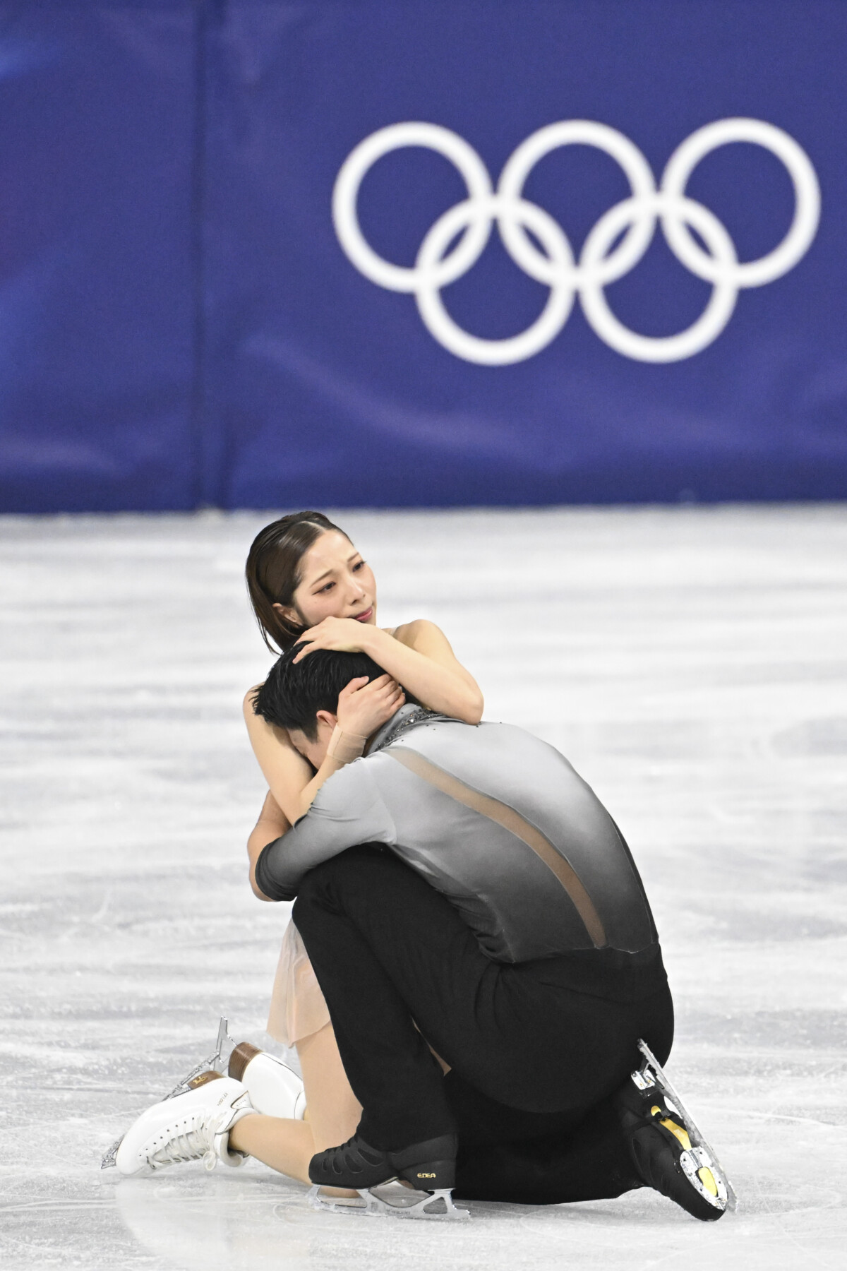 フリーで圧巻の演技を終えた“りくりゅう”ペアは涙を流して抱き合った（写真：エンリコ/アフロスポーツ）