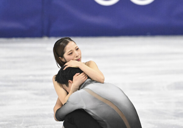 フリーで圧巻の演技を終えた“りくりゅう”ペアは涙を流して抱き合った（写真：エンリコ/アフロスポーツ）