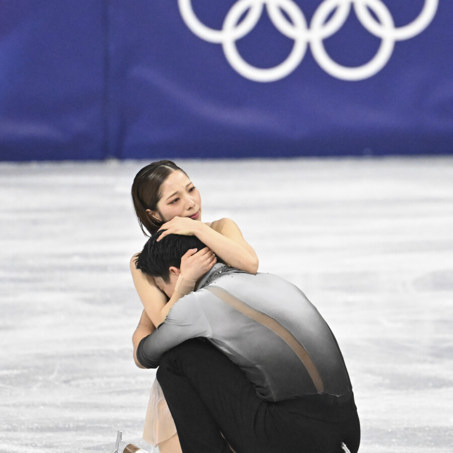 フリーで圧巻の演技を終えた“りくりゅう”ペアは涙を流して抱き合った(写真:エンリコ/アフロスポーツ)