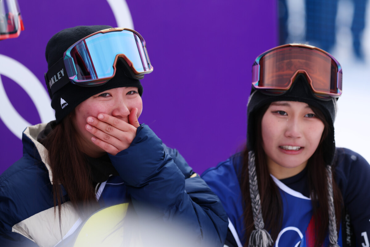 金メダルの深田茉莉と銅メダルの村瀬心椛が喜びを分かち合ったが…（写真：森田直樹/アフロスポーツ）