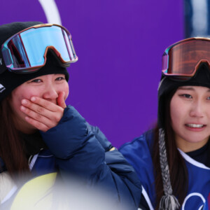金メダルの深田茉莉と銅メダルの村瀬心椛が喜びを分かち合ったが…（写真：森田直樹/アフロスポーツ）