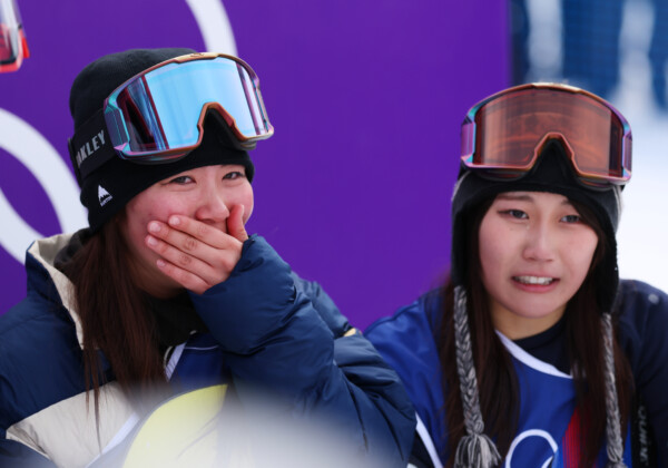 金メダルの深田茉莉と銅メダルの村瀬心椛が喜びを分かち合ったが…（写真：森田直樹/アフロスポーツ）