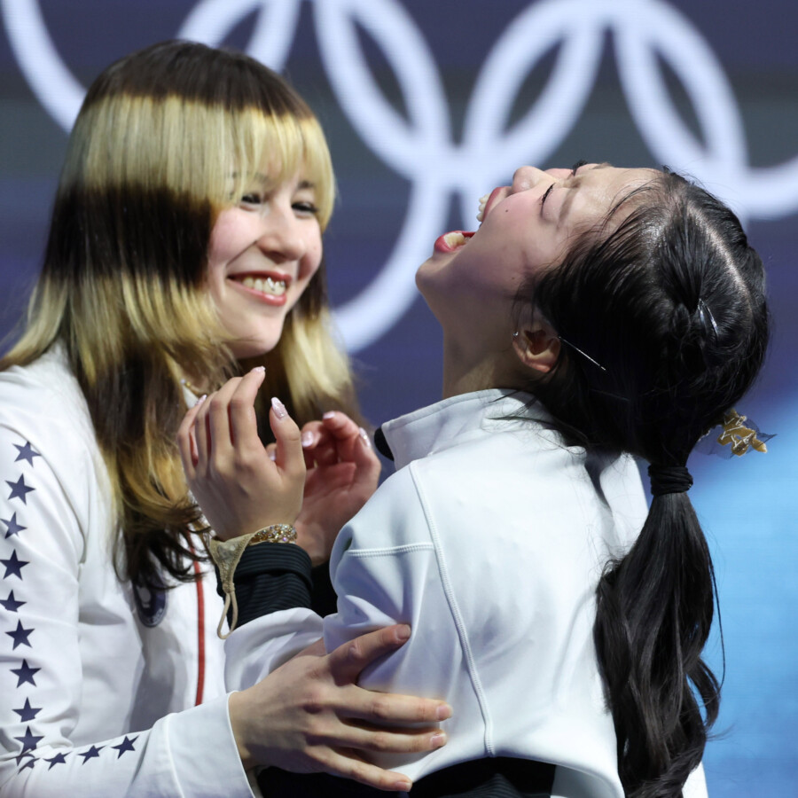 中井亜美は金メダルのアリサ・リュウに銅メダルを確認して祝福を受け、喜びを爆発させた(写真:PA Images/アフロ)