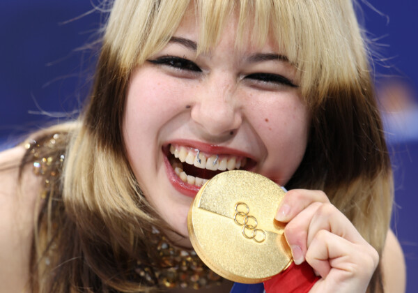 フィギュア女子シングル金メダル、アリサ・リュウの閉会式の居眠り＆大あくびがSNSでバズる（写真：新華社/アフロ）