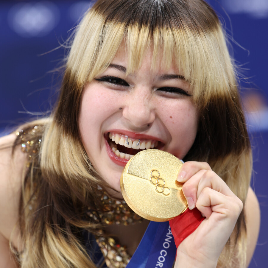 フィギュア女子シングル金メダル、アリサ・リュウの閉会式の居眠り＆大あくびがSNSでバズる（写真：新華社/アフロ）