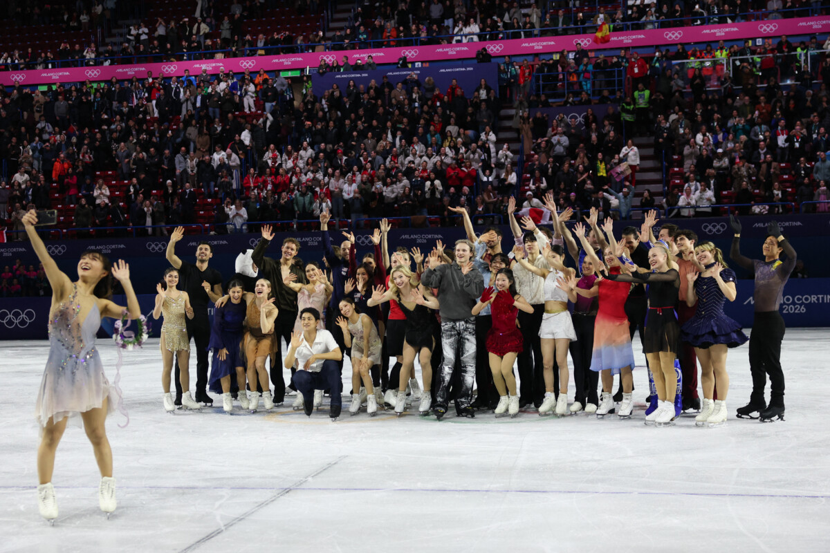 坂本花織が撮影した「セルフィ―」。五輪の表彰式でもお馴染みの光景だが、この非売品の支給スマホがフリマサイトで売買されている（写真：Abaca/アフロ）