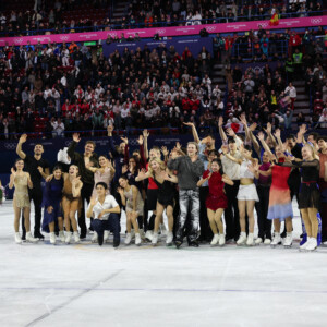 坂本花織が撮影した「セルフィ―」。五輪の表彰式でもお馴染みの光景だが、この非売品の支給スマホがフリマサイトで売買されている（写真：Abaca/アフロ）