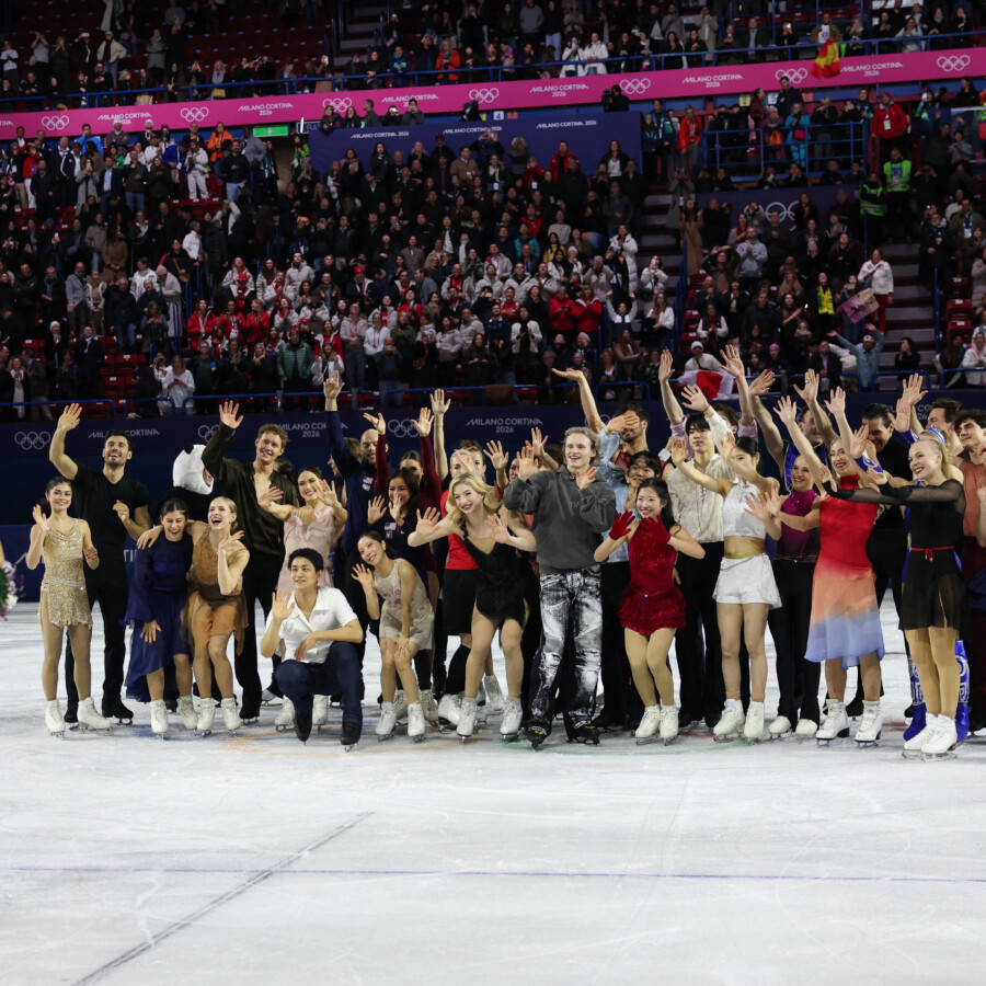 坂本花織が撮影した「セルフィ―」。五輪の表彰式でもお馴染みの光景だが、この非売品の支給スマホがフリマサイトで売買されている（写真：Abaca/アフロ）