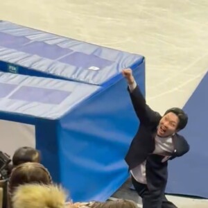 フィギュア男子シングルで銅メダルを獲得した佐藤駿の日下匡力コーチの喜びの疾走が世界に拡散（chloé氏のＸより）