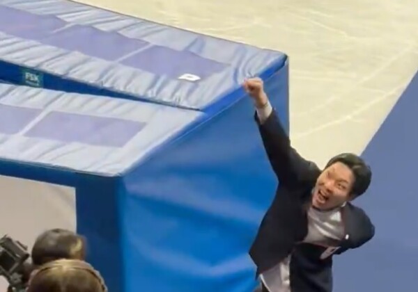 フィギュア男子シングルで銅メダルを獲得した佐藤駿の日下匡力コーチの喜びの疾走が世界に拡散（chloé氏のＸより）