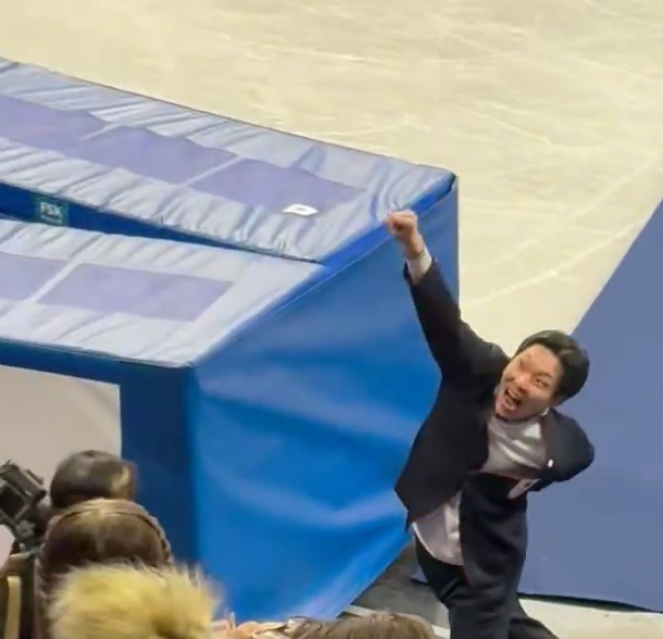 フィギュア男子シングルで銅メダルを獲得した佐藤駿の日下匡力コーチの喜びの疾走が世界に拡散（chloé氏のＸより）