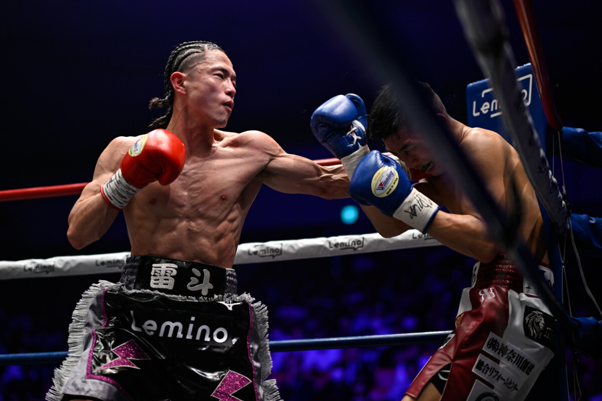 片岡雷斗（左）が日本ランカーを相手に鮮烈の6回ＴＫＯデビュー（写真・山口裕朗）