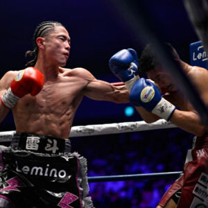 片岡雷斗（左）が日本ランカーを相手に鮮烈の6回ＴＫＯデビュー（写真・山口裕朗）