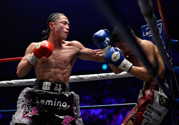 片岡雷斗（左）が日本ランカーを相手に鮮烈の6回ＴＫＯデビュー（写真・山口裕朗）