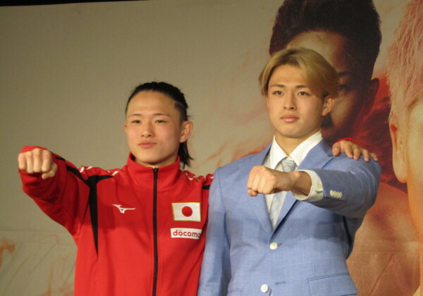 プロ転向会見を行った片岡叶夢（右）と先にプロデビューした兄の雷斗（左）