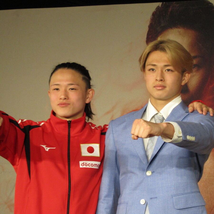 プロ転向会見を行った片岡叶夢(右)と先にプロデビューした兄の雷斗(左)